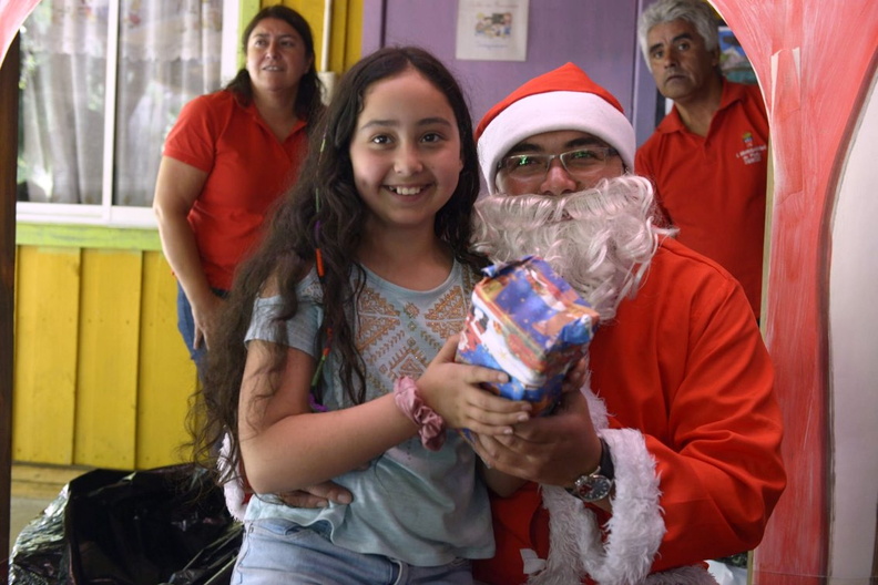 Viejito Pascuero finaliza entrega de regalos en Pinto 23-12-2019 (13).jpg
