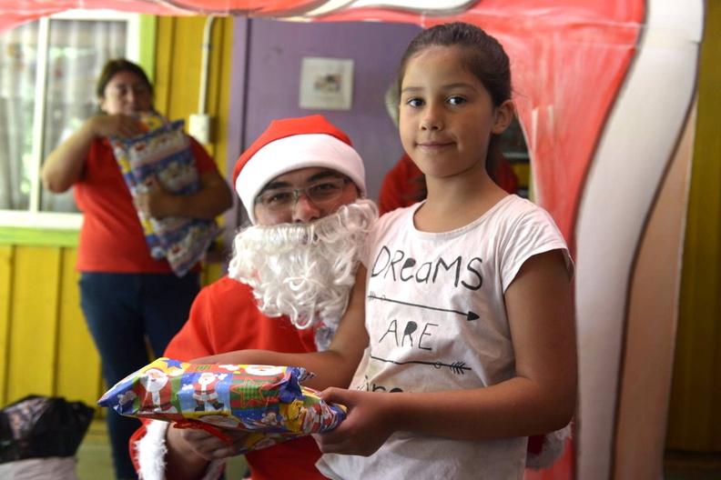 Viejito Pascuero finaliza entrega de regalos en Pinto 23-12-2019 (15)