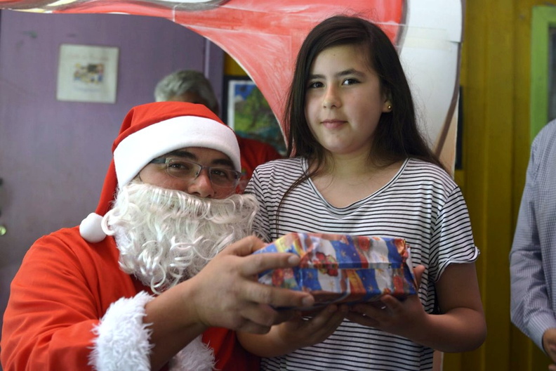 Viejito Pascuero finaliza entrega de regalos en Pinto 23-12-2019 (20)