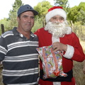 Viejito Pascuero finaliza entrega de regalos en Pinto 23-12-2019 (25)