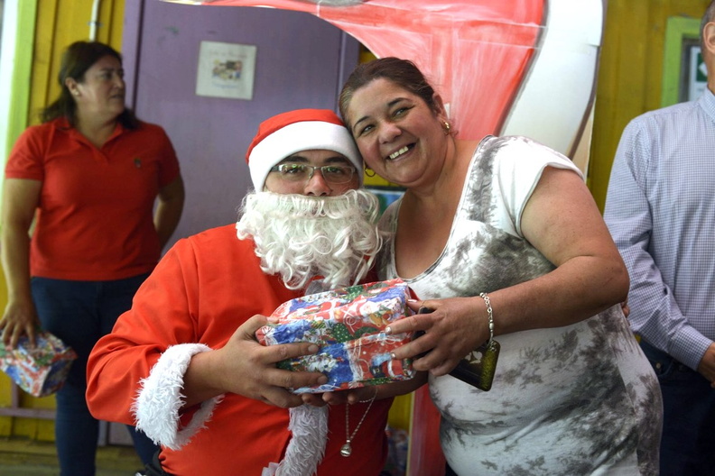 Viejito Pascuero finaliza entrega de regalos en Pinto 23-12-2019 (30)