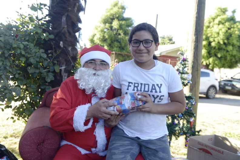 Viejito Pascuero finaliza entrega de regalos en Pinto 23-12-2019 (38)