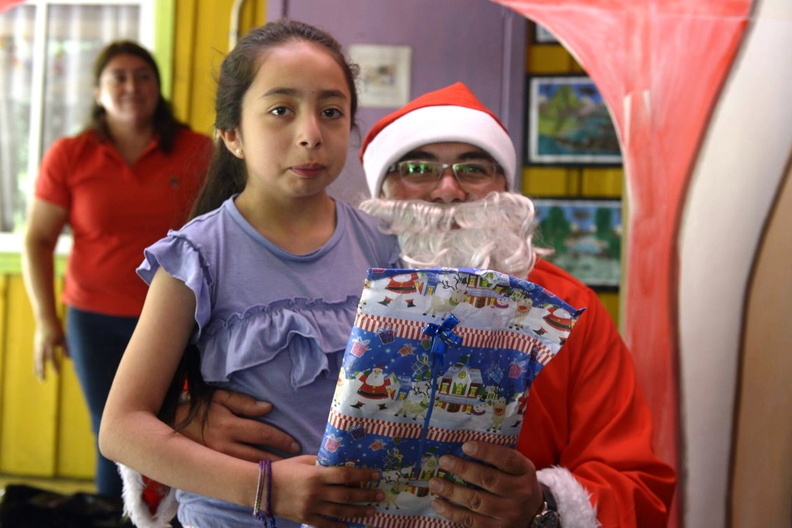 Viejito Pascuero finaliza entrega de regalos en Pinto 23-12-2019 (42)
