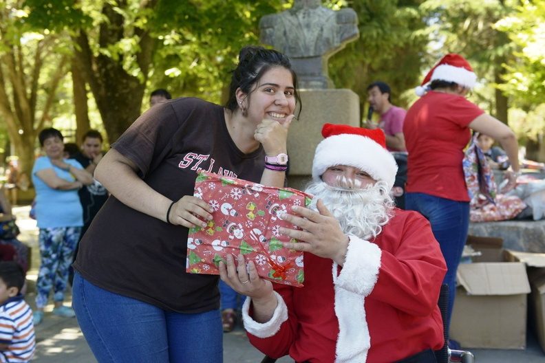 Viejito Pascuero finaliza entrega de regalos en Pinto 23-12-2019 (52)