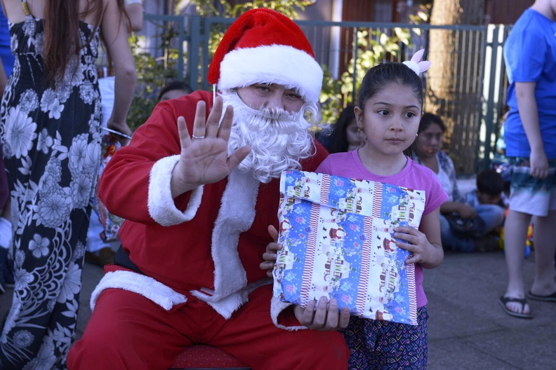 Viejito Pascuero finaliza entrega de regalos en Pinto 23-12-2019 (66)
