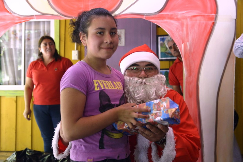 Viejito Pascuero finaliza entrega de regalos en Pinto 23-12-2019 (112)