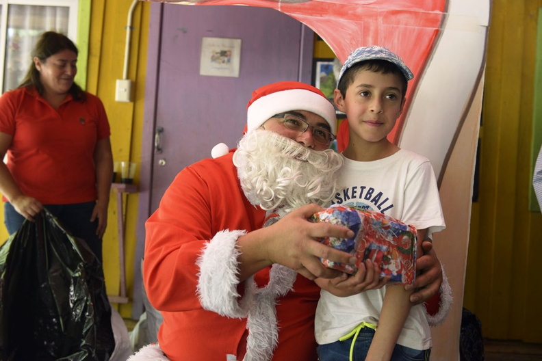 Viejito Pascuero finaliza entrega de regalos en Pinto 23-12-2019 (126)