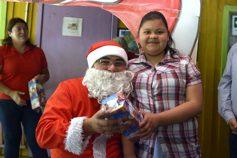 Viejito Pascuero finaliza entrega de regalos en Pinto 23-12-2019 (140)