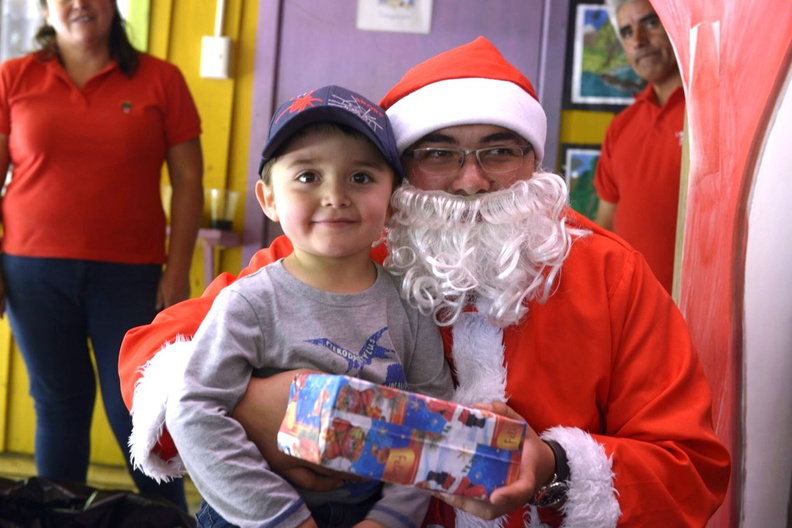Viejito Pascuero finaliza entrega de regalos en Pinto 23-12-2019 (163).jpg