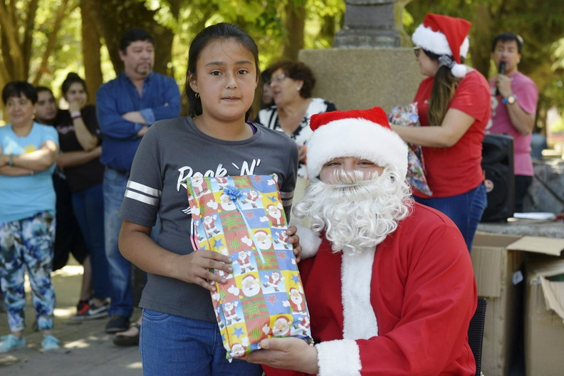 Viejito Pascuero finaliza entrega de regalos en Pinto 23-12-2019 (173)
