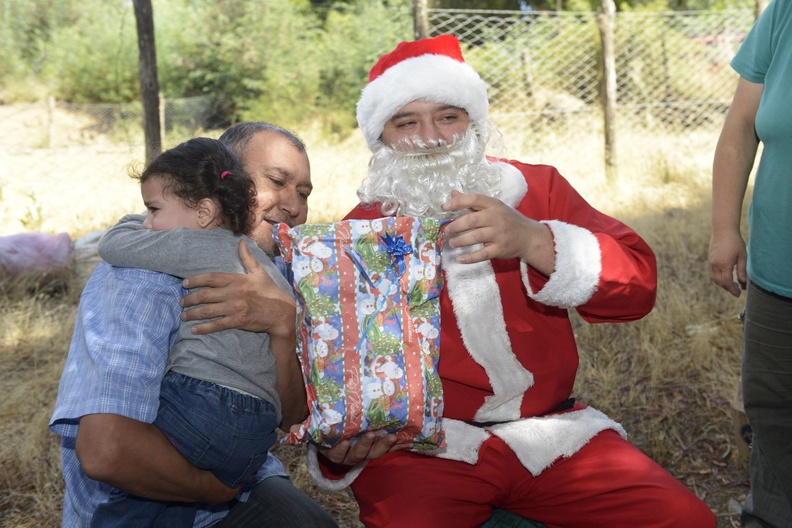Viejito Pascuero finaliza entrega de regalos en Pinto 23-12-2019 (187)