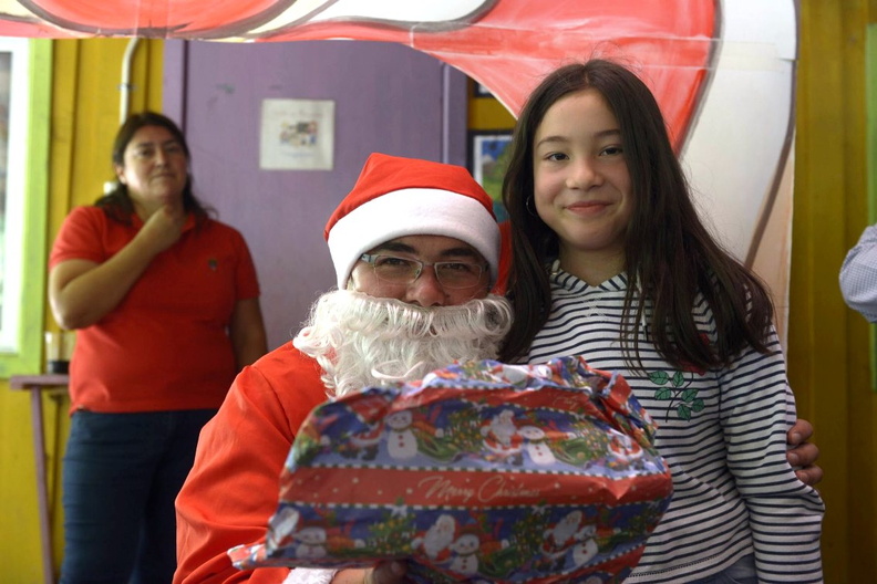 Viejito Pascuero finaliza entrega de regalos en Pinto 23-12-2019 (236)