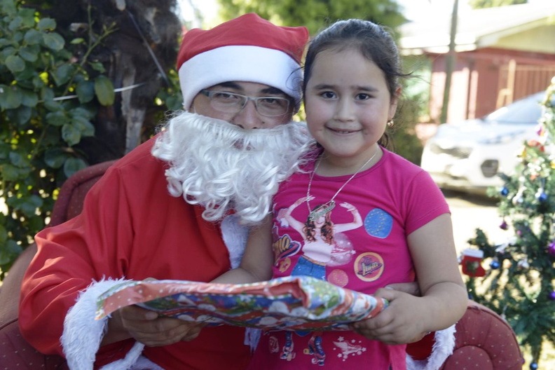 Viejito Pascuero finaliza entrega de regalos en Pinto 23-12-2019 (239)