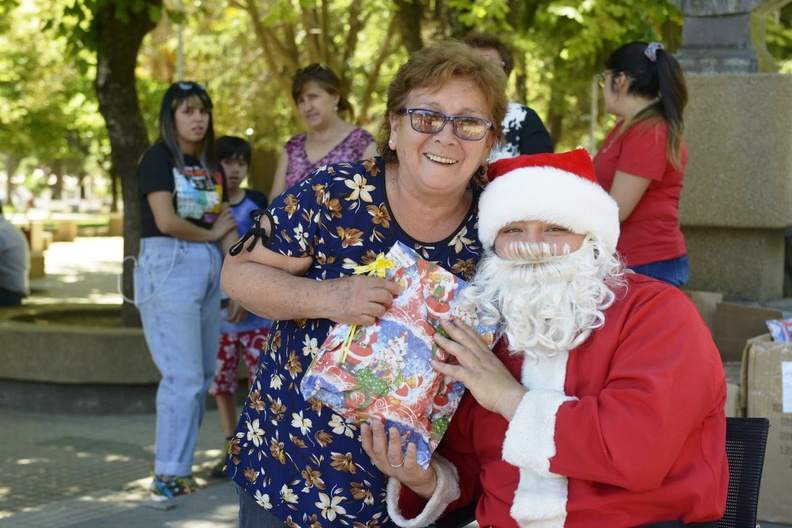 Viejito Pascuero finaliza entrega de regalos en Pinto 23-12-2019 (242)