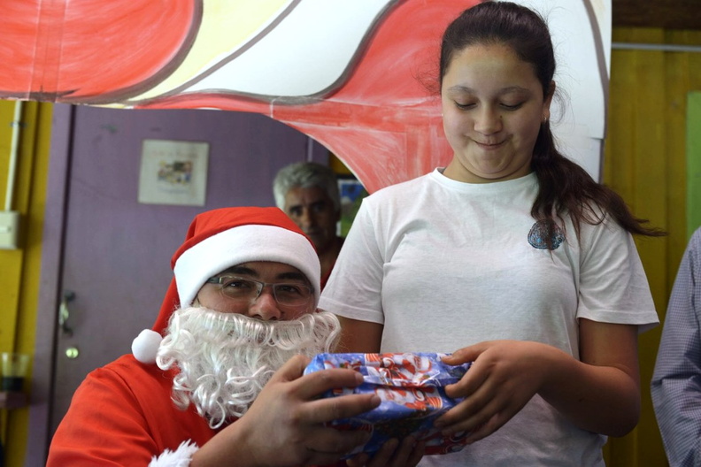 Viejito Pascuero finaliza entrega de regalos en Pinto 23-12-2019 (273)