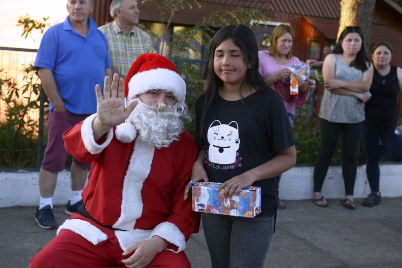Viejito Pascuero finaliza entrega de regalos en Pinto 23-12-2019 (275)