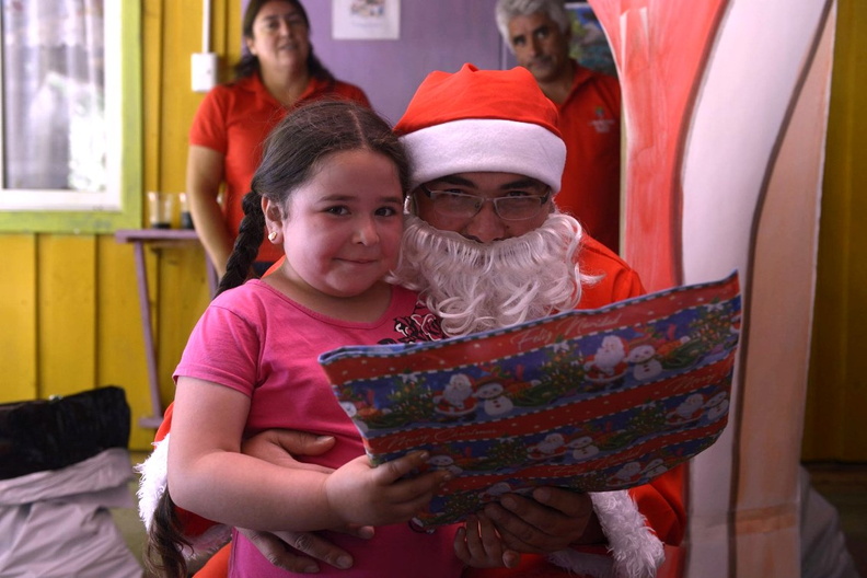 Viejito Pascuero finaliza entrega de regalos en Pinto 23-12-2019 (312)