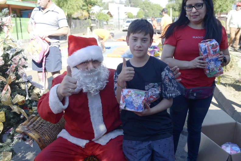 Viejito Pascuero finaliza entrega de regalos en Pinto 23-12-2019 (318).jpg