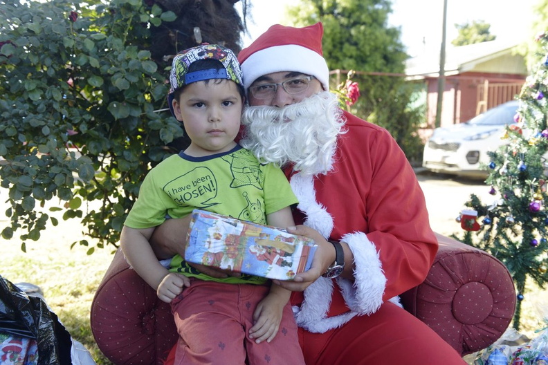 Viejito Pascuero finaliza entrega de regalos en Pinto 23-12-2019 (321)