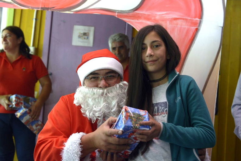 Viejito Pascuero finaliza entrega de regalos en Pinto 23-12-2019 (354)
