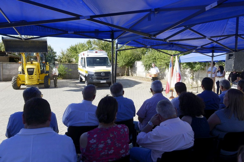 Nueva Retroexcavadora y Ambulancia 4X4 para la comuna de Pinto 09-03-2020 (16).jpg