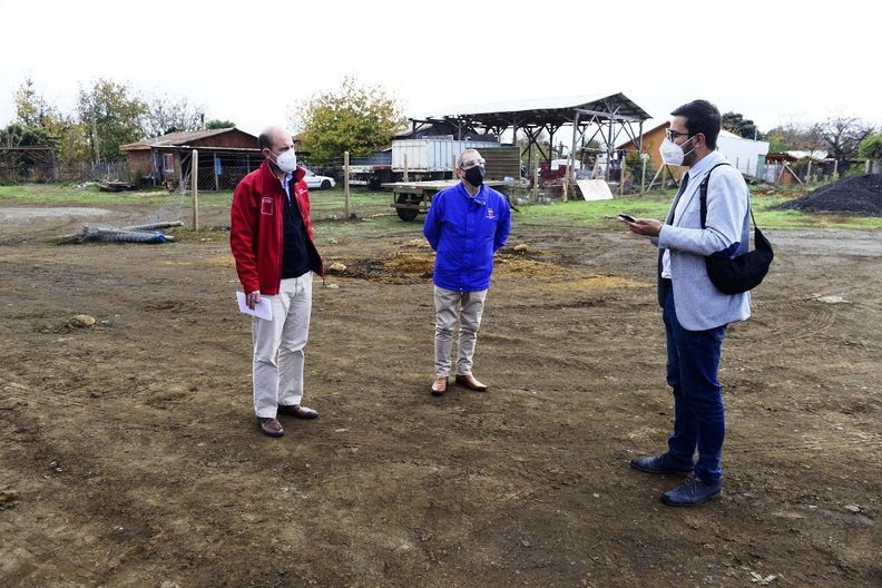 Autoridades visitan terreno donde se construirá el nuevo CESFAM de Pinto 27-05-2020 (1)