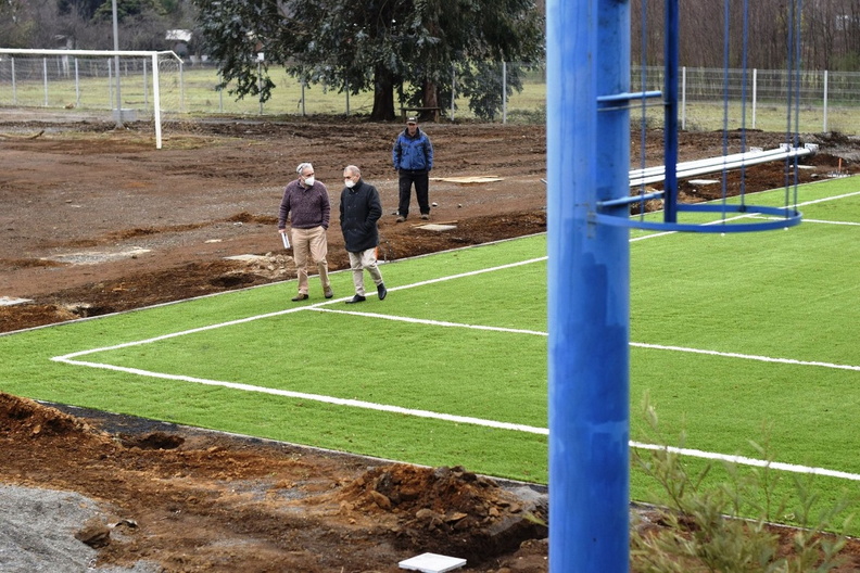 Construcción de dos nuevas canchas de futbolito de pasto sintético en Pinto 18-08-2020 (4)