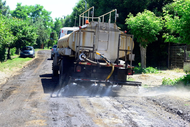 Se iniciaron los trabajos de aplicación de matapolvo a caminos municipales de la comuna 16-12-2021-4 (2).jpg