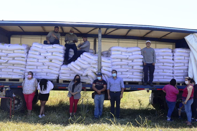 Entrega de concentrado de alimentos en sacos de 25 kilos para ganadería a ganaderos de Pinto 17-12-2021-2 (10)
