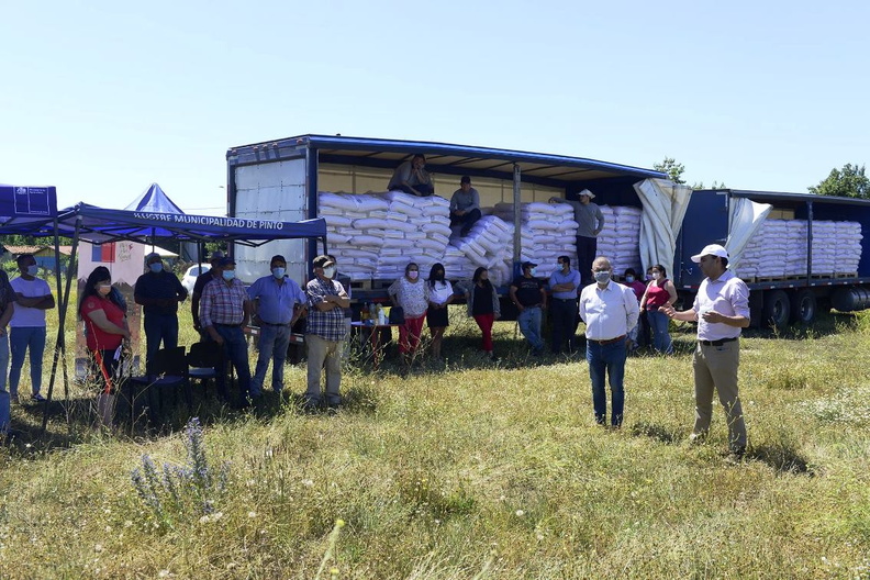 Entrega de concentrado de alimentos en sacos de 25 kilos para ganadería a ganaderos de Pinto 17-12-2021-2 (12).jpg