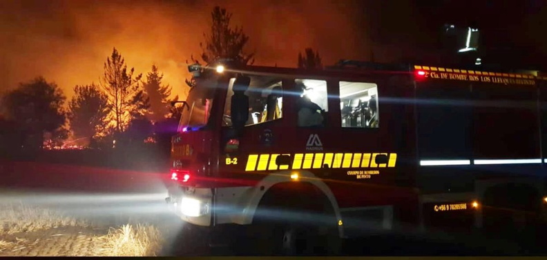 Cuerpo de Bomberos de Pinto y Camión aljibe municipal apoyaron en el combate contra los incendios en la comuna de El Carmen 01-03-2022 (2)