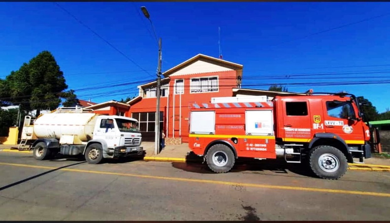 Cuerpo de Bomberos de Pinto y Camión aljibe municipal apoyaron en el combate contra los incendios en la comuna de El Carmen 01-03-2022 (3).jpg