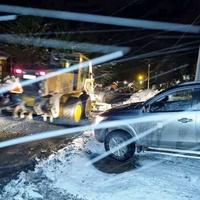 Maquinarias municipales trabajan en el despeje de rutas por nieve caída en zona cordillerana