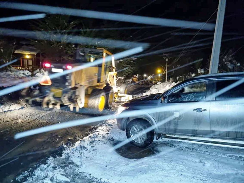 Maquinarias municipales trabajan en el despeje de rutas por nieve caída en zona cordillerana 12-07-2022 (1).jpg