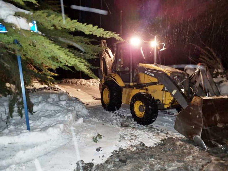 Maquinarias municipales trabajan en el despeje de rutas por nieve caída en zona cordillerana 12-07-2022 (2).jpg