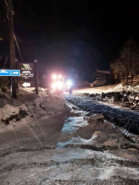 Maquinarias municipales trabajan en el despeje de rutas por nieve caída en zona cordillerana 12-07-2022 (3)