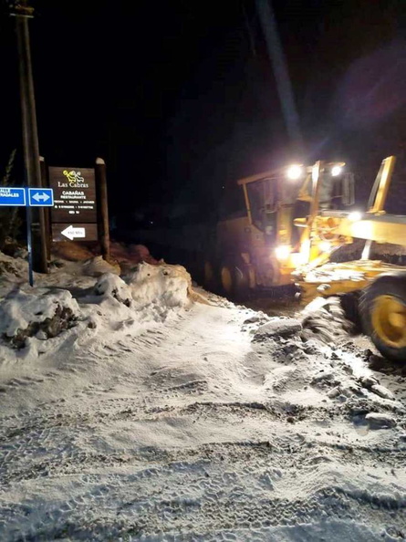 Maquinarias municipales trabajan en el despeje de rutas por nieve caída en zona cordillerana 12-07-2022 (5)