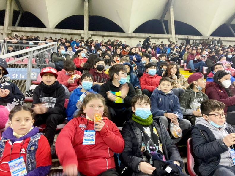 Chile Crece Contigo en conjunto con Oficina de Deportes Municipal invitaron a niños y niñas a conocer el Estadio Nelson Oyarzún Arenas 26-07-2022 (1).jpg
