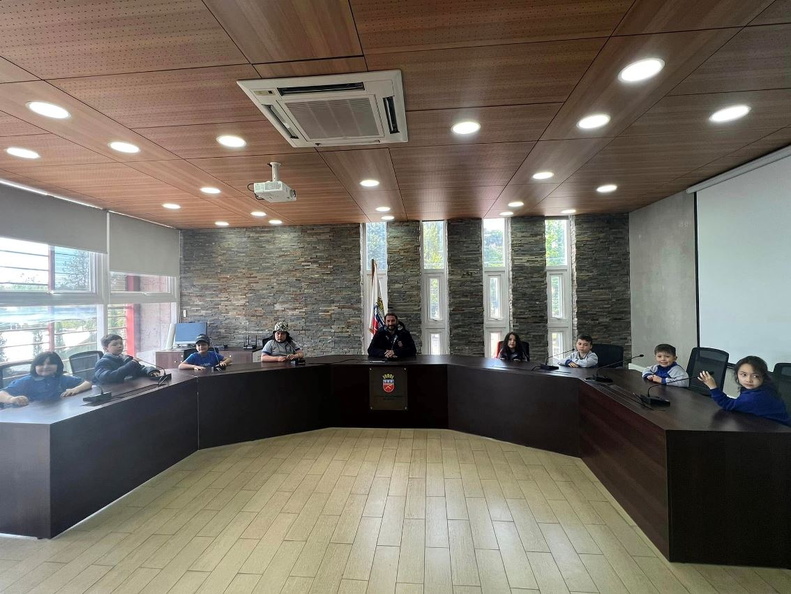 Estudiantes de la Escuela Javier Jarpa Sotomayor visitan el municipio 10-10-2023 (4).jpg