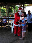Viejito Pascuero continúa entrega de regalos en Pinto 18-12-2019 (144)
