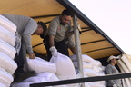 Entrega de concentrado de alimentos en sacos de 25 kilos para ganadería a ganaderos de Pinto